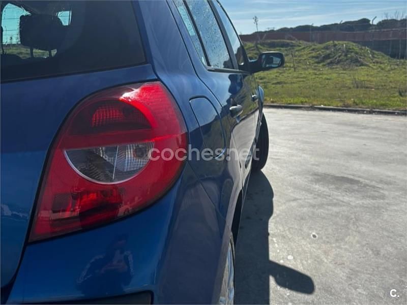 Usado Renault Clio II Dynamique 85 CV (62 kW) 2007 Azul Berlina