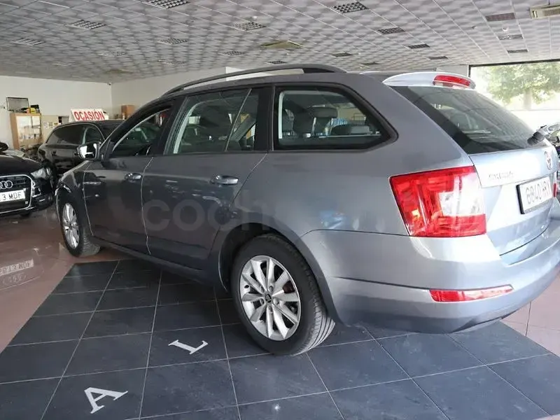 Usado Skoda Octavia Active 105 CV (77 kW) 2014 Gris / plata Familiar
