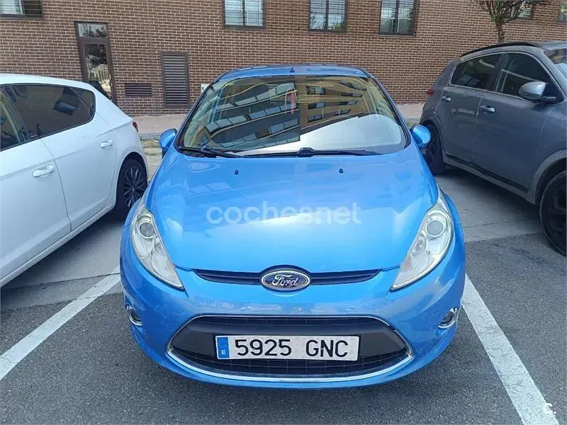 Usado Ford Fiesta Titanium 82 CV (60 kW) 2010 Azul Berlina