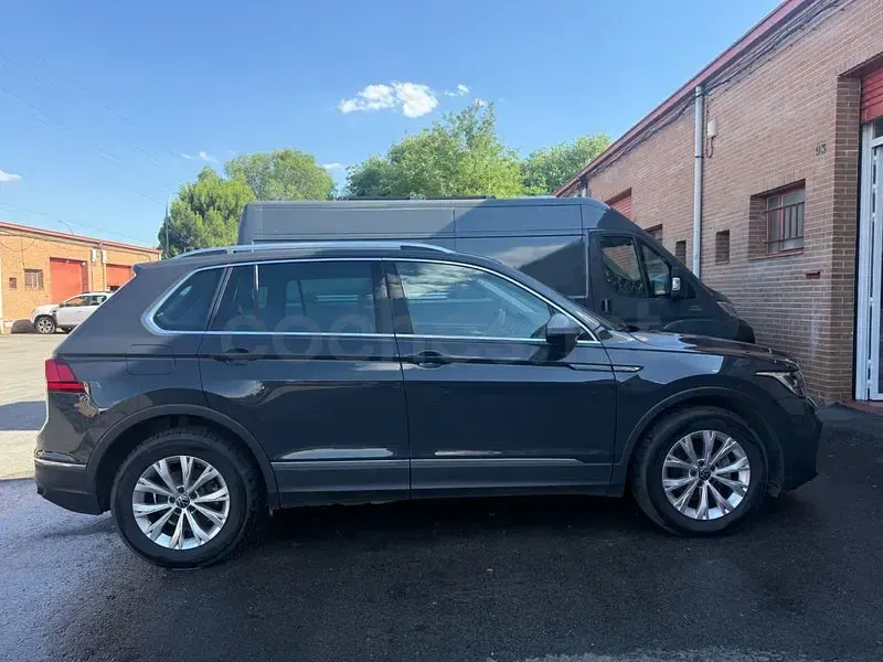 Usado VW Tiguan Life 150 CV (110 kW) 2024 Gris / plata SUV