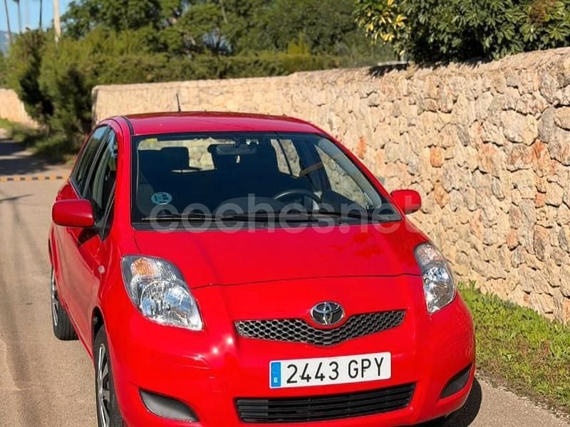 Usado Toyota Yaris Active 69 CV (50 kW) 2009 Rojo Berlina