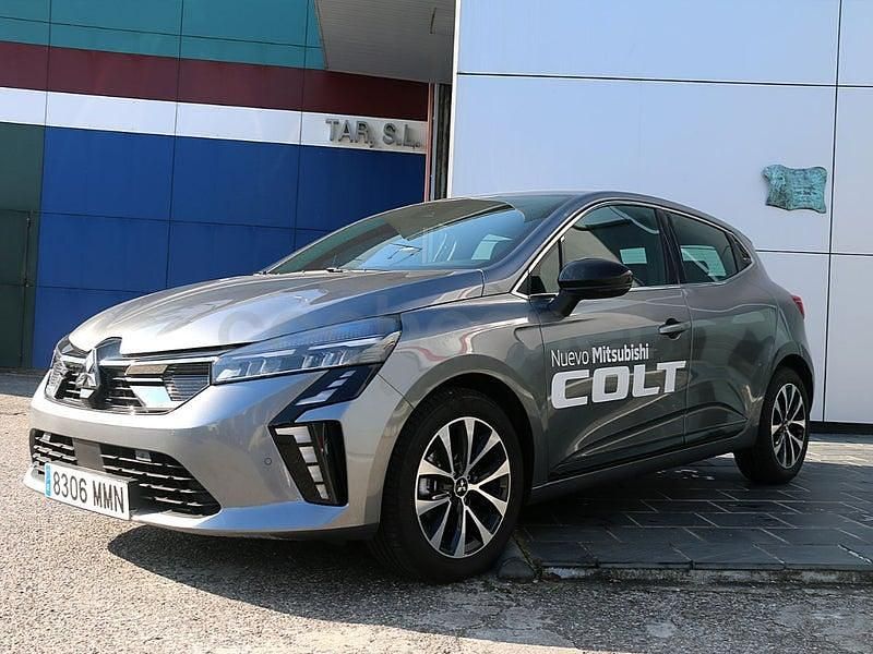 Usado Mitsubishi Colt 90 CV (66 kW) 2024 Gris / plata Utilitario
