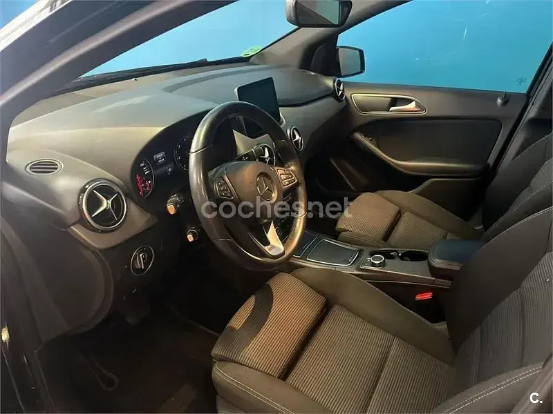Usado Mercedes B180 109 CV (80 kW) 2017 Negro Utilitario