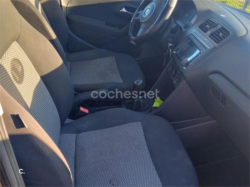 Usado VW Polo Advance 75 CV (55 kW) 2010 Negro Utilitario