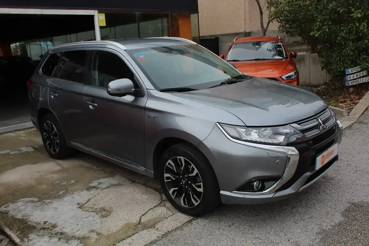 Usado Mitsubishi Outlander P-HEV 203 CV (149 kW) 2017 Gris Utilitario