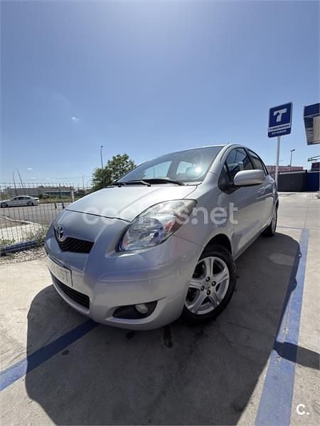 Usado Toyota Yaris Active 101 CV (74 kW) 2010 Gris / plata Utilitario
