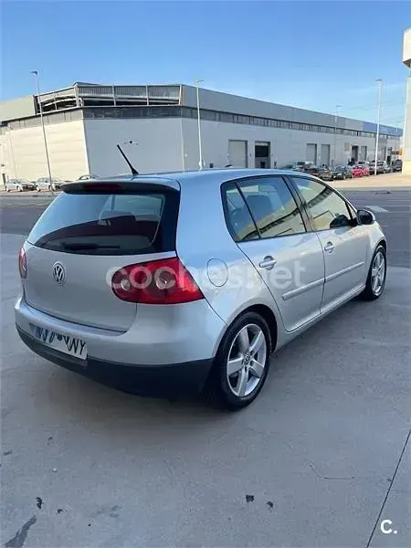 Usado VW Golf V Sportline 105 CV (77 kW) 2007 Gris / plata Berlina