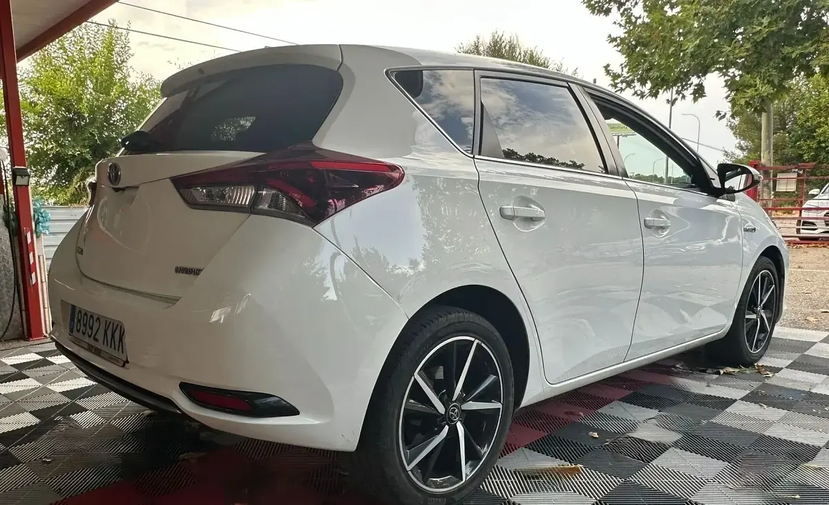 Usado Toyota Auris Hybrid Edition 136 CV (100 kW) 2018 Blanco