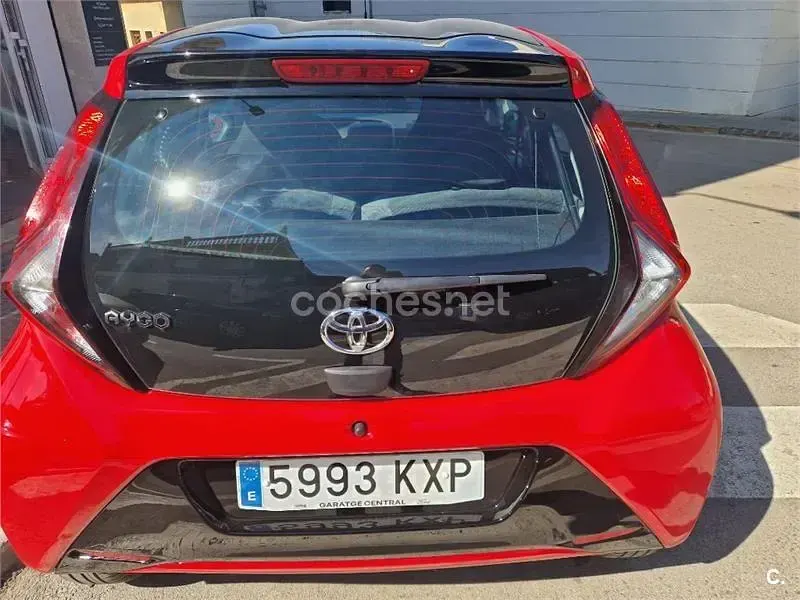 Usado Toyota Aygo X-cite 69 CV (50 kW) 2019 Rojo Utilitario