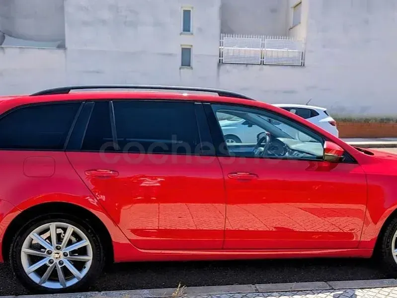 Usado Skoda Octavia Elegance 105 CV (77 kW) 2014 Rojo Familiar