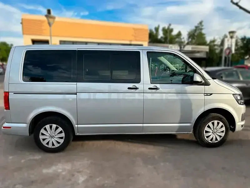 Usado VW Caravelle 114 CV (83 kW) 2019 Gris / plata Van