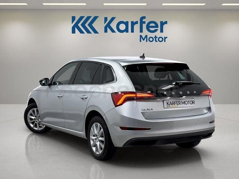 Usado Skoda Scala Style 110 CV (80 kW) 2022 Gris / plata Utilitario