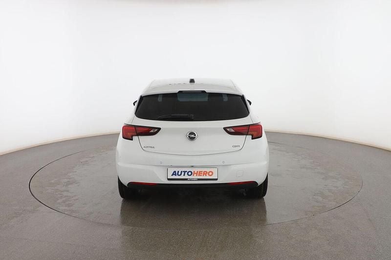 Usado Opel Astra Dynamic 135 CV (99 kW) 2017 Blanco Berlina