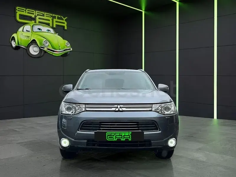 Usado Mitsubishi Outlander P-HEV Motion 203 CV (149 kW) 2014 Gris / plata SUV
