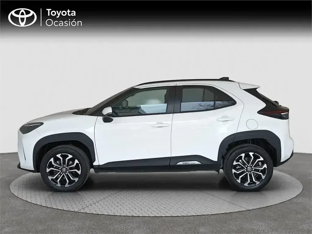 Używany Toyota Yaris Cross Active 132 KM (97 kW) 2025 Biały SUV