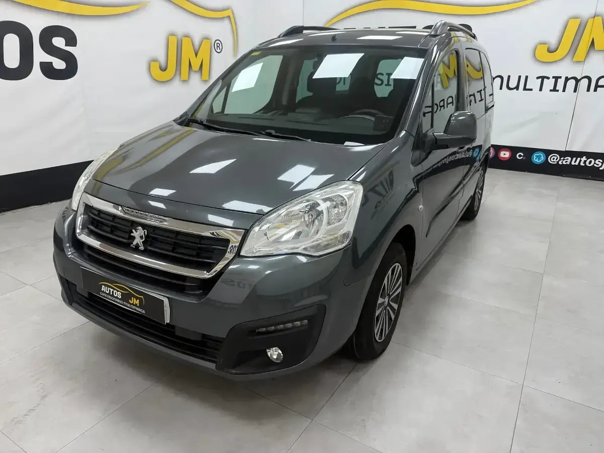 Usado Peugeot Partner Tepee Active 100 CV (73 kW) 2018 Negro Monovolumen