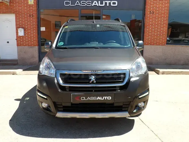 Usado Peugeot Partner Tepee Outdoor 100 CV (73 kW) 2015 Gris / plata Monovolumen