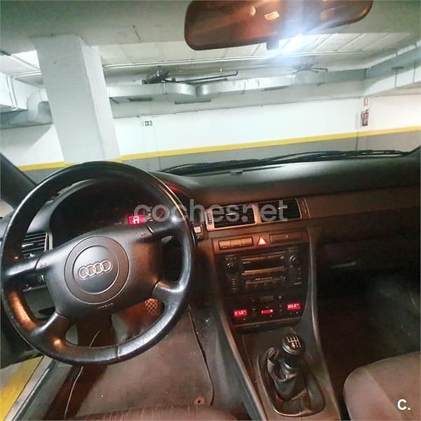 Usado Audi A6 150 CV (110 kW) 2001 Negro Berlina