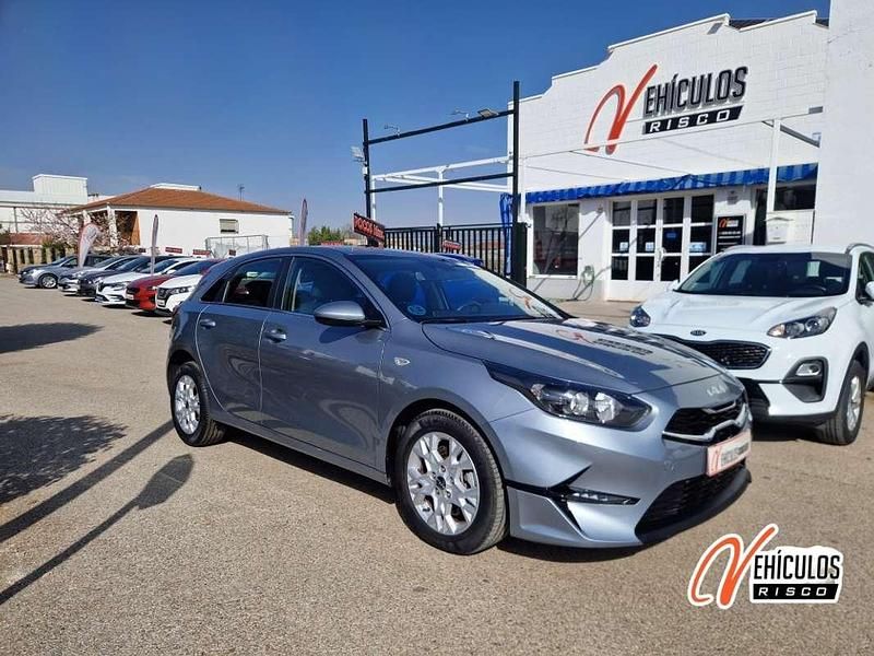 Używany Kia Ceed 101 KM (74 kW) 2023 Szary Hatchback