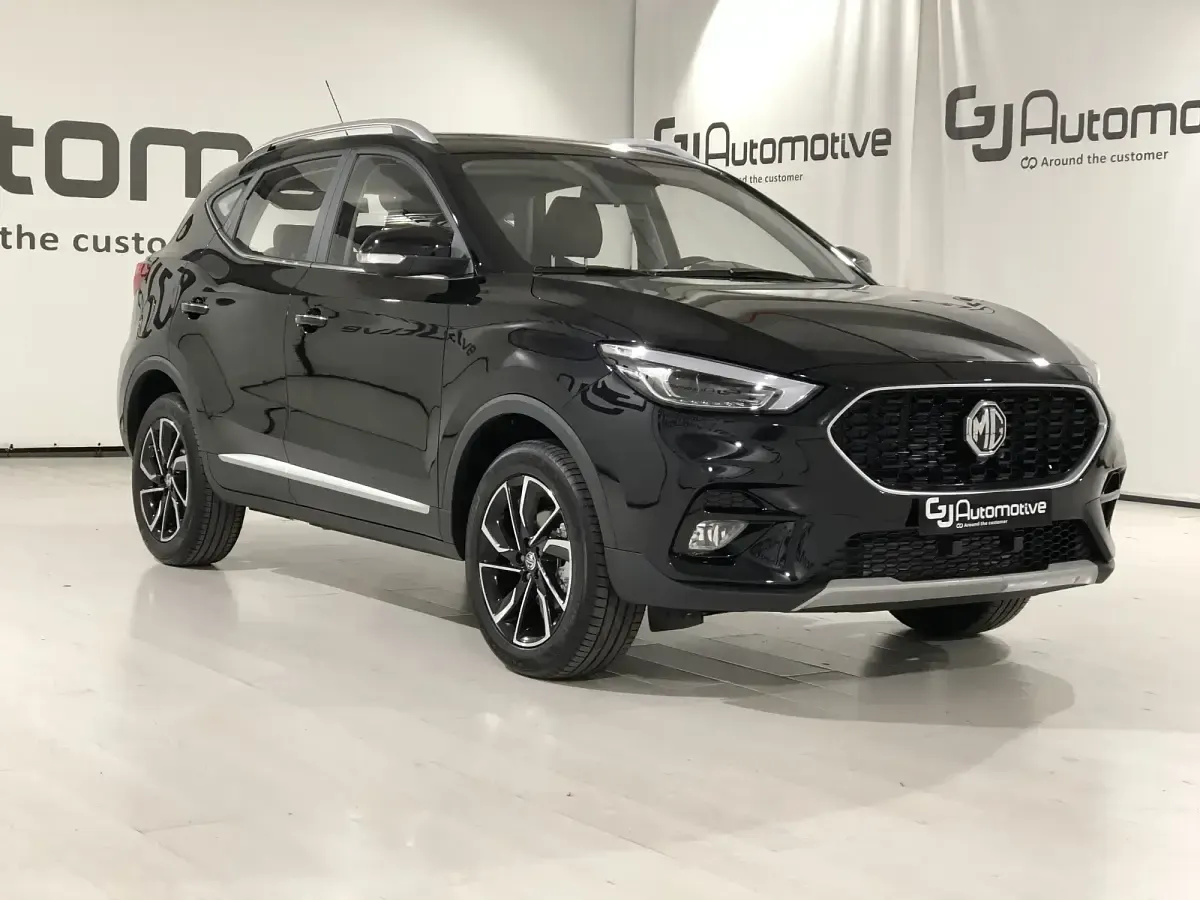 Käytetty MG ZS Luxury 111 HP (81 kW) 2023 Musta Sedan