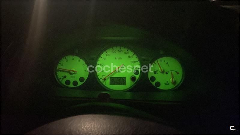 Usado Ford Fiesta Trend 60 CV (44 kW) 2002 Gris / plata Utilitario