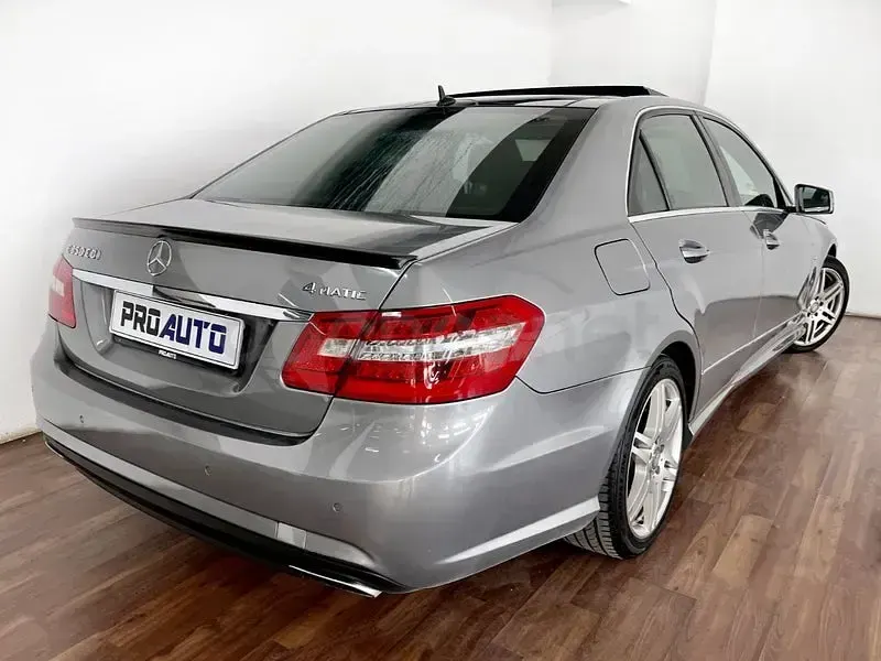 Usado Mercedes E350 Elegance 265 CV (194 kW) 2010 Gris / plata Berlina