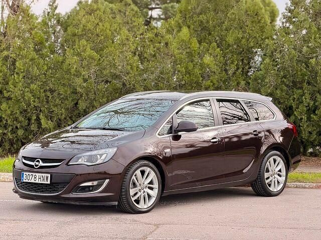 Usado Opel Astra Sportive 131 CV (96 kW) 2013 Negro Familiar
