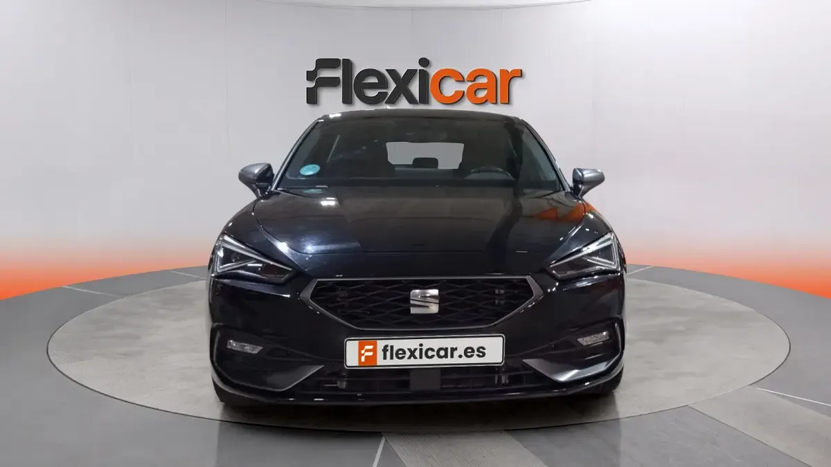 Usado Seat Leon FR 116 CV (85 kW) 2025 Negro Berlina