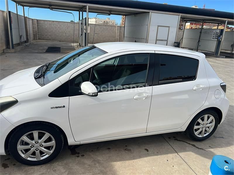 Usado Toyota Yaris Hybrid Active 100 CV (73 kW) 2013 Blanco Berlina