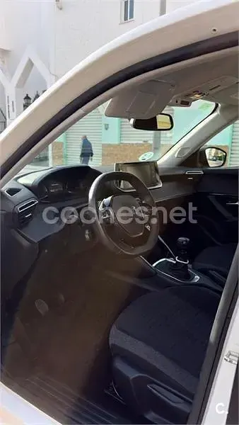 Usado Peugeot 2008 Active 100 CV (73 kW) 2022 Blanco SUV