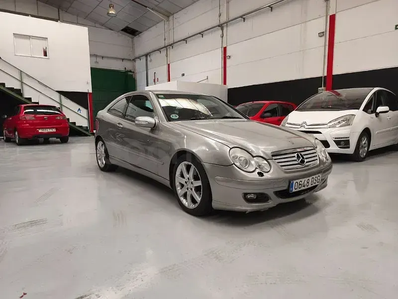 Usado Mercedes C180 143 CV (105 kW) 2005 Beige Berlina