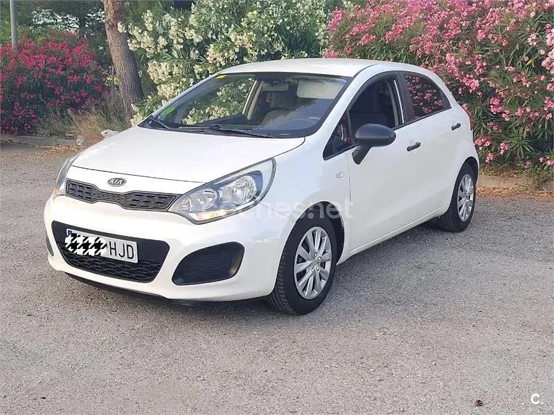 Usado Kia Rio 85 CV (62 kW) 2012 Blanco Berlina