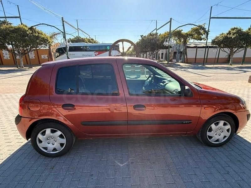Usado Renault Clio II Authentique 80 CV (58 kW) 2004 Granate Berlina