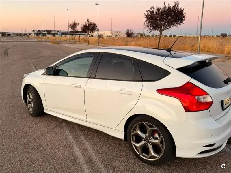 Usado Ford Focus ST 250 CV (183 kW) 2012 Blanco Berlina