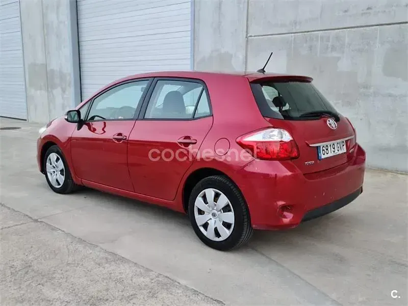 Usado Toyota Auris 90 CV (66 kW) 2010 Rojo Utilitario