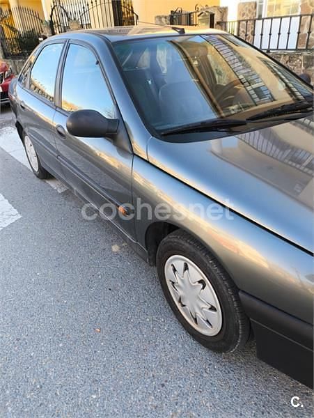 Begagnad Renault Laguna 95 HK (69 kW) 1994 Grå Halvkombi