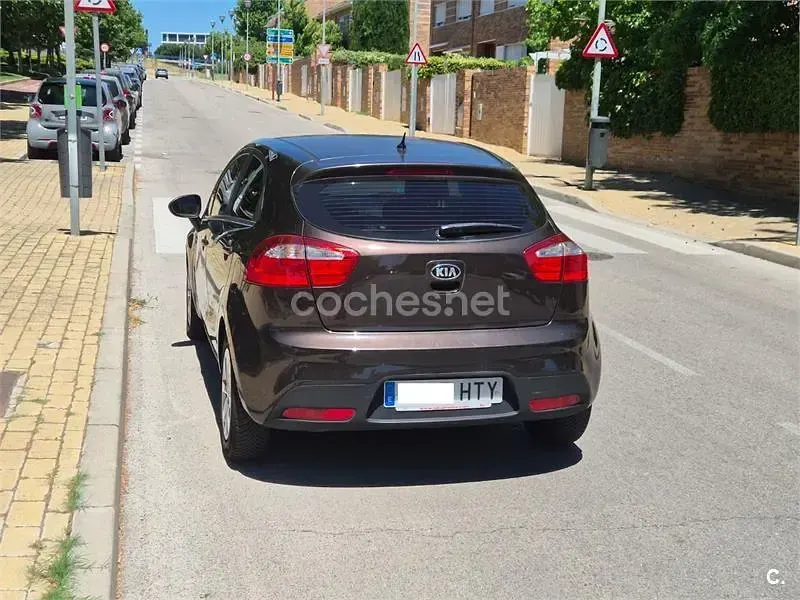 Usado Kia Rio 85 CV (62 kW) 2013 Marrón Berlina