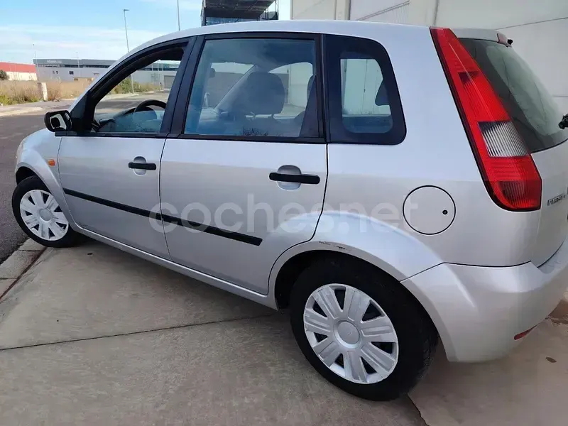 Usado Ford Fiesta 80 CV (58 kW) 2005 Gris / plata Utilitario