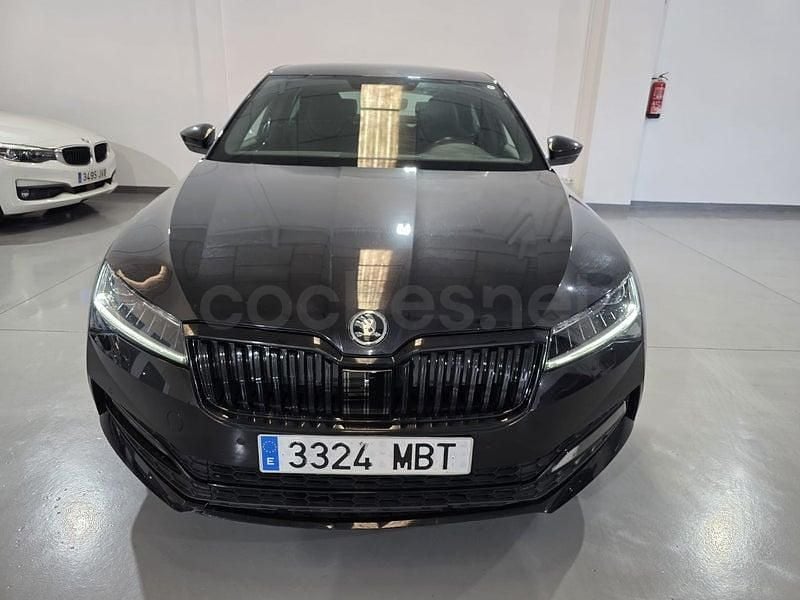Usado Skoda Superb SportLine 150 CV (110 kW) 2022 Negro Berlina