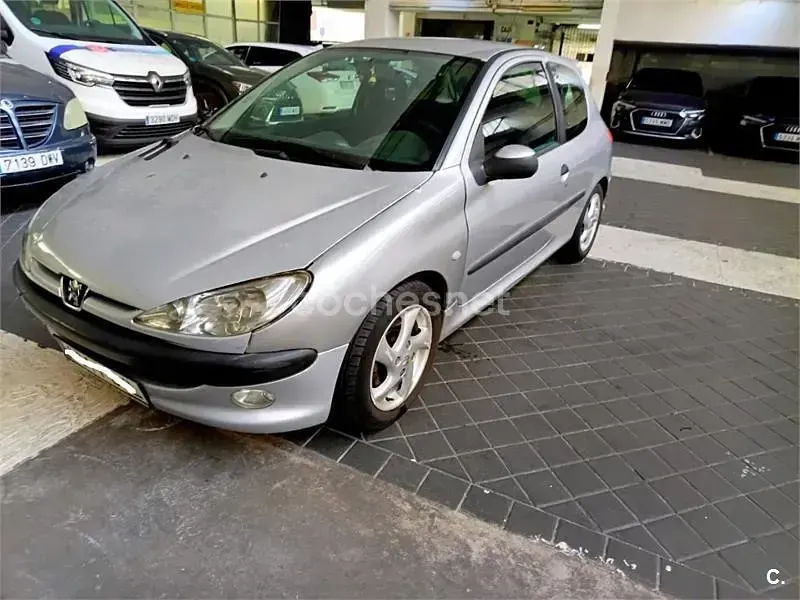 Usado Peugeot 206 110 CV (80 kW) 2001 Gris / plata Berlina