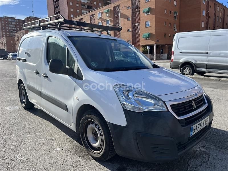 Usado Peugeot Partner Tepee Active 100 CV (73 kW) 2016 Blanco Monovolumen
