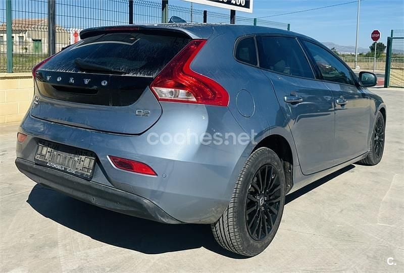 Usado Volvo V40 120 CV (88 kW) 2017 Azul Berlina