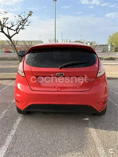 Usado Ford Fiesta Trend 82 CV (60 kW) 2013 Rojo Berlina