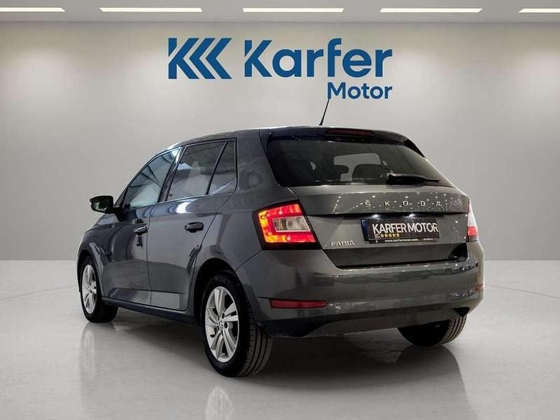 Usado Skoda Fabia Ambition 94 CV (69 kW) 2021 Gris Utilitario