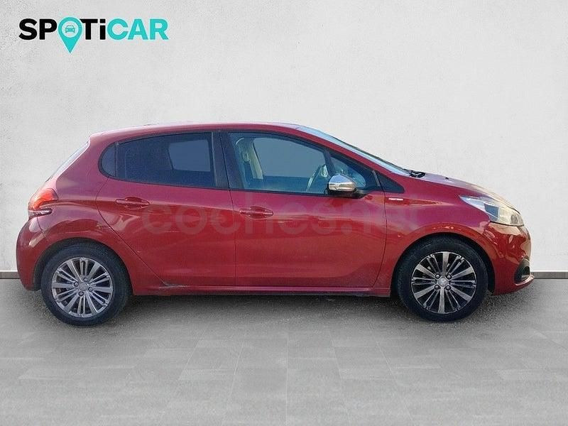 Usado Peugeot 208 Style 82 CV (60 kW) 2018 Granate Utilitario