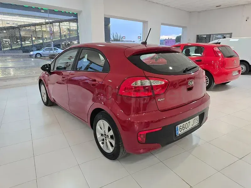Usado Kia Rio 84 CV (61 kW) 2017 Granate Berlina