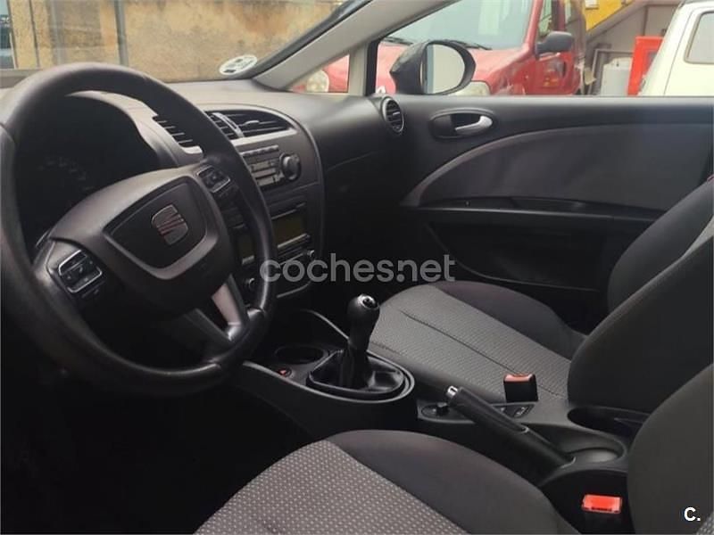 Usado Seat Leon Style 105 CV (77 kW) 2011 Negro Berlina