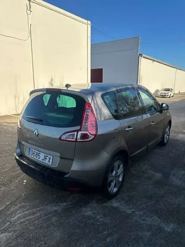 Usado Renault Scenic E-Tech Dynamique 131 CV (96 kW) 2010 Marrón Monovolumen