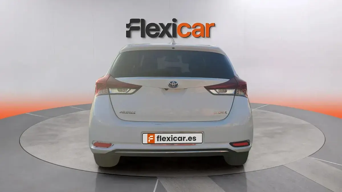 Usado Toyota Auris Hybrid Active 136 CV (100 kW) 2018 Blanco Berlina