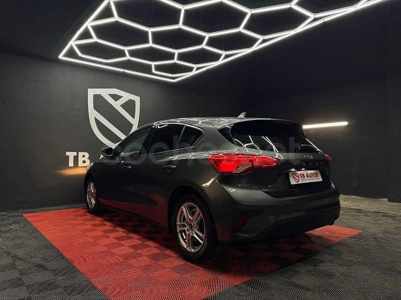 Usado Ford Focus Trend 100 CV (73 kW) 2019 Gris / plata Berlina